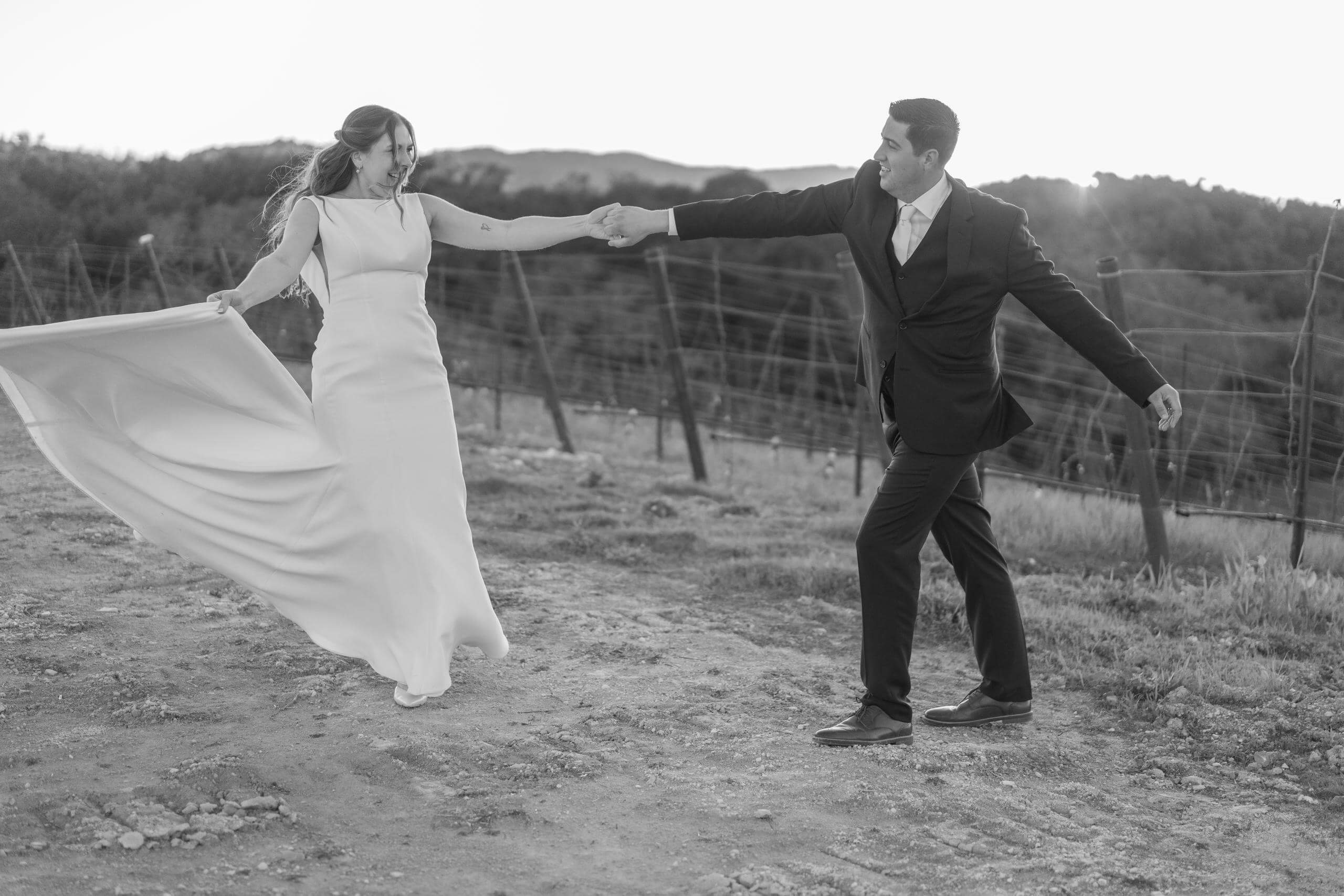 timeless-images-wedding-couple-dancing-outdoor-california.jpg