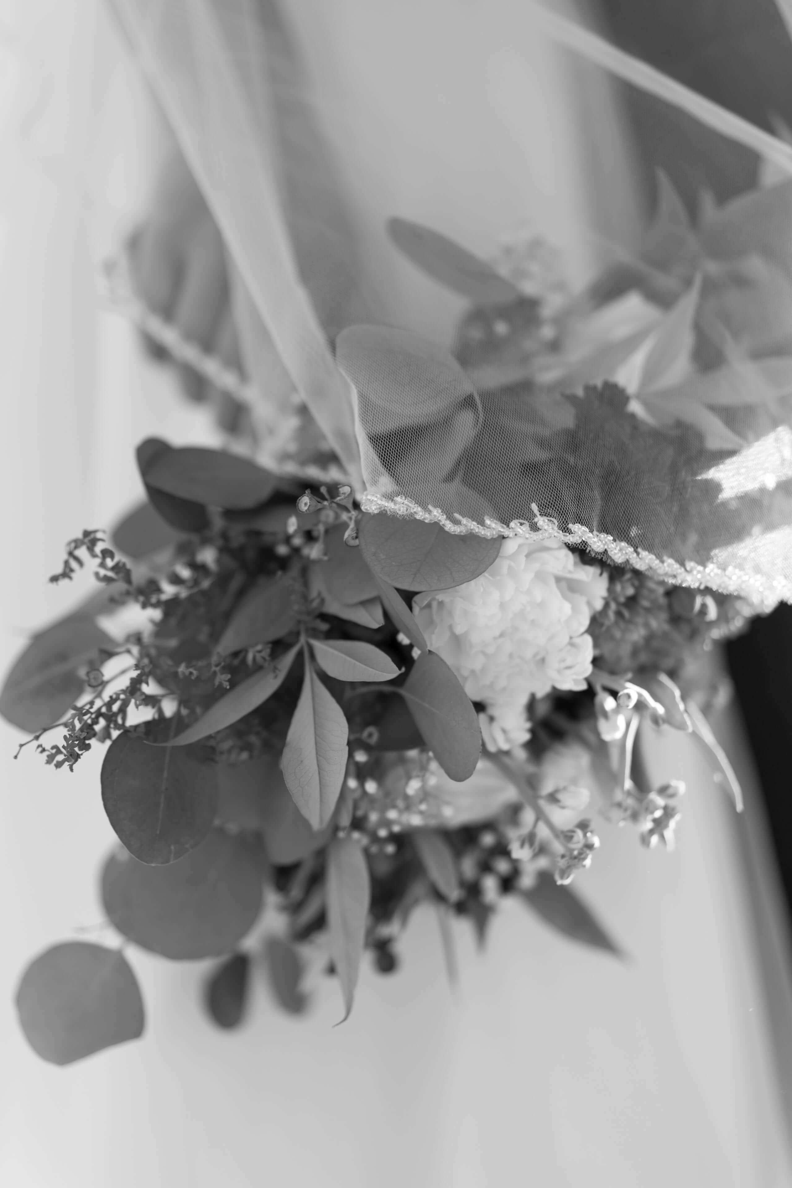black-and-white-wedding-bouquet-timeless-images.jpg