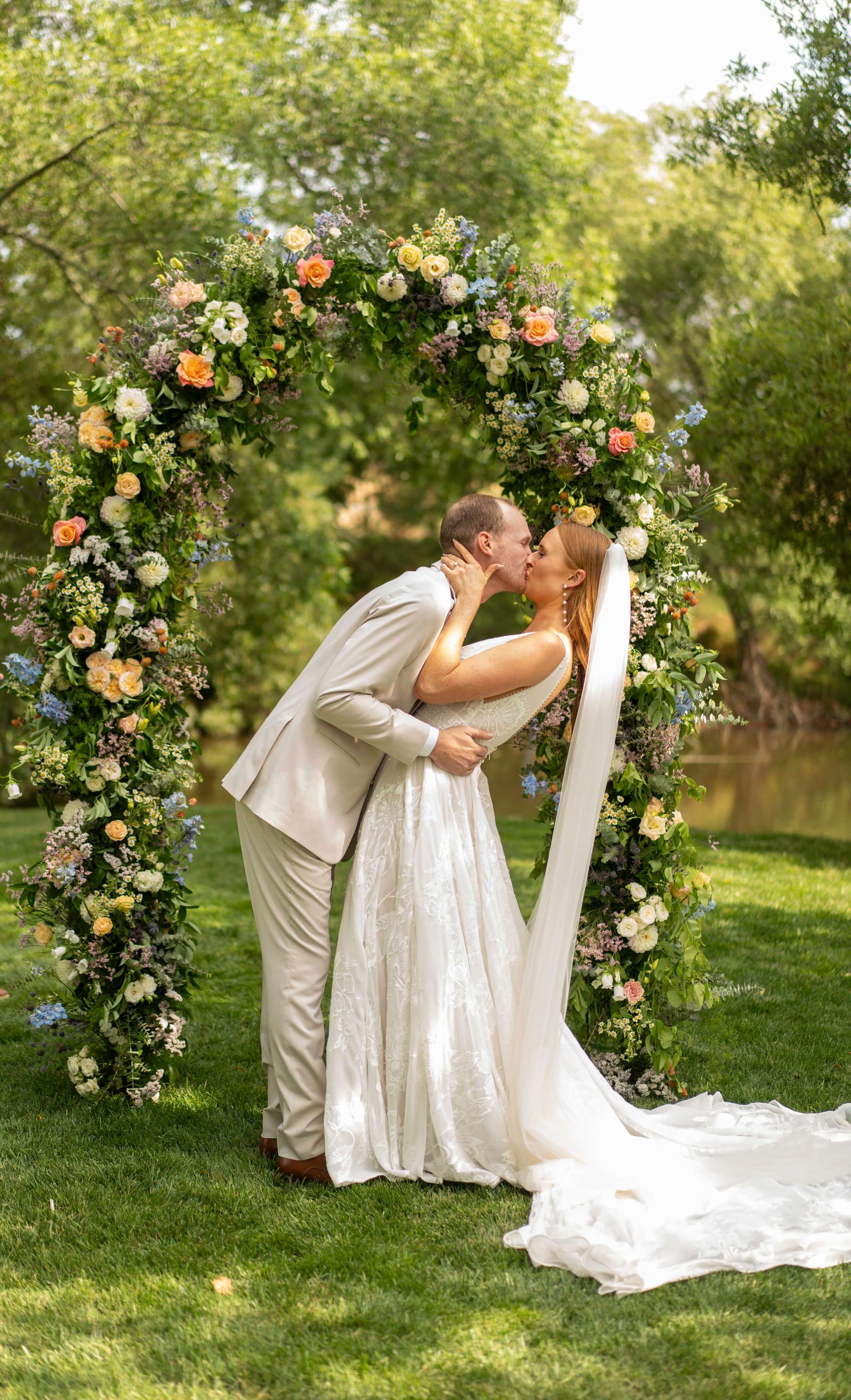 romantic-outdoor-wedding-kiss-u...timeless-images-california.jpg
