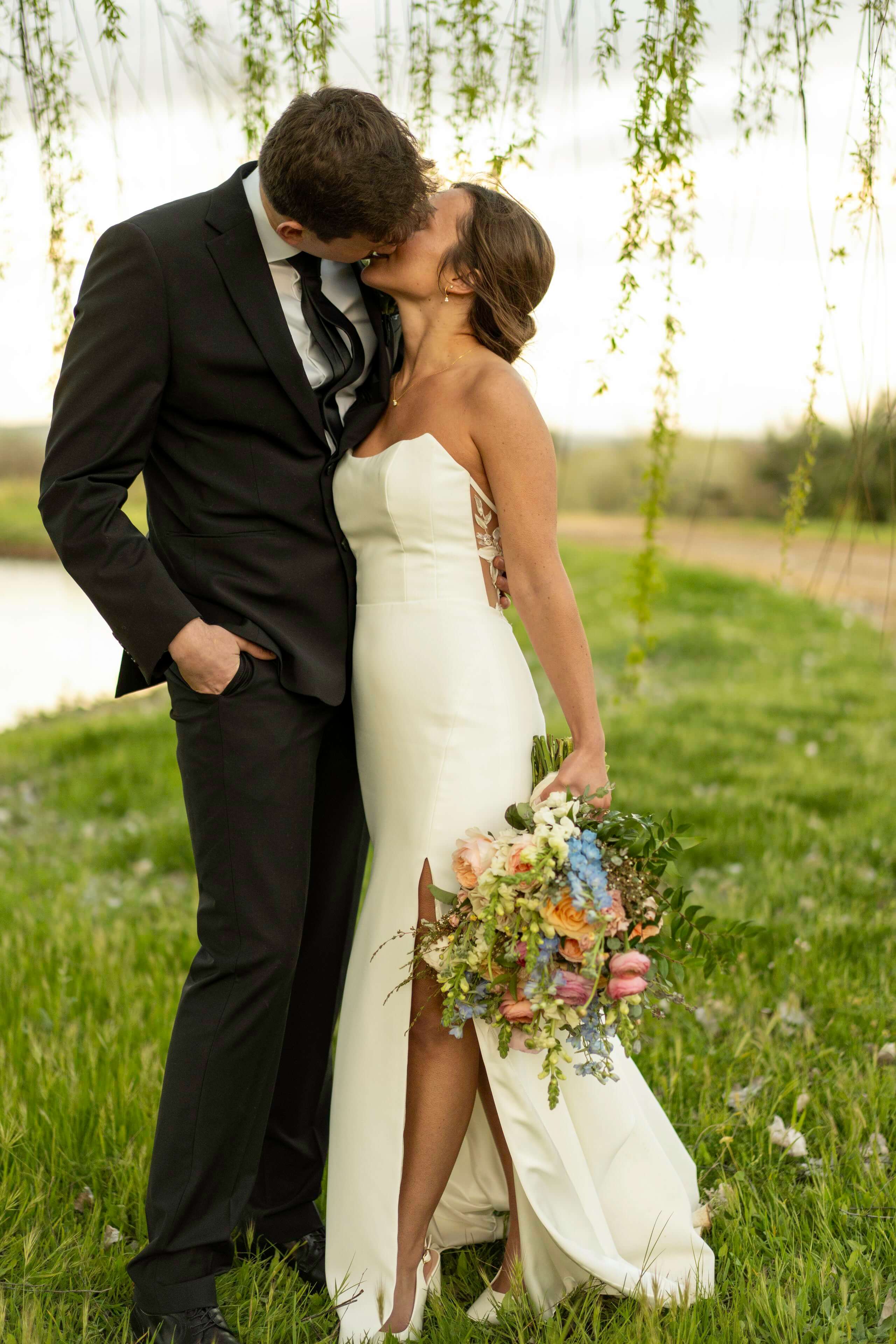 wedding-couple-kissing-california-outdoors-timeless-images.jpg