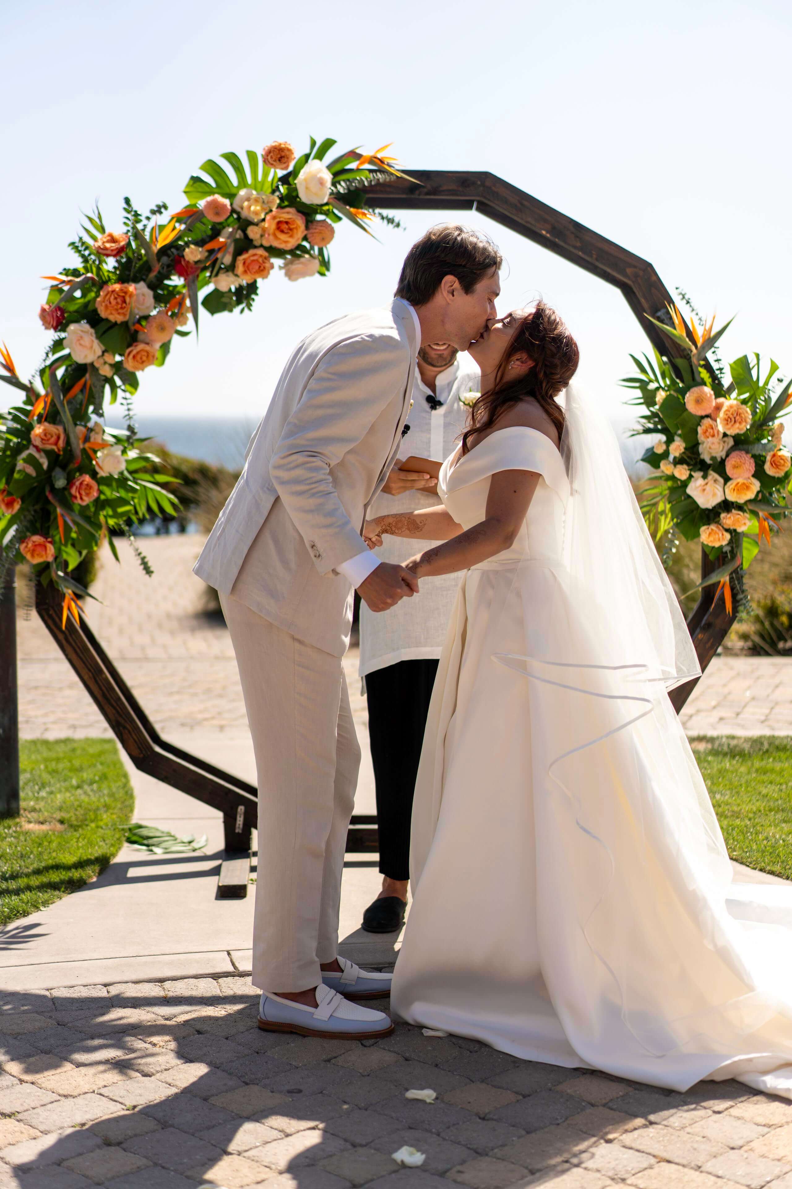 wedding-ceremony-kiss-central-c...california-timeless-images.jpg