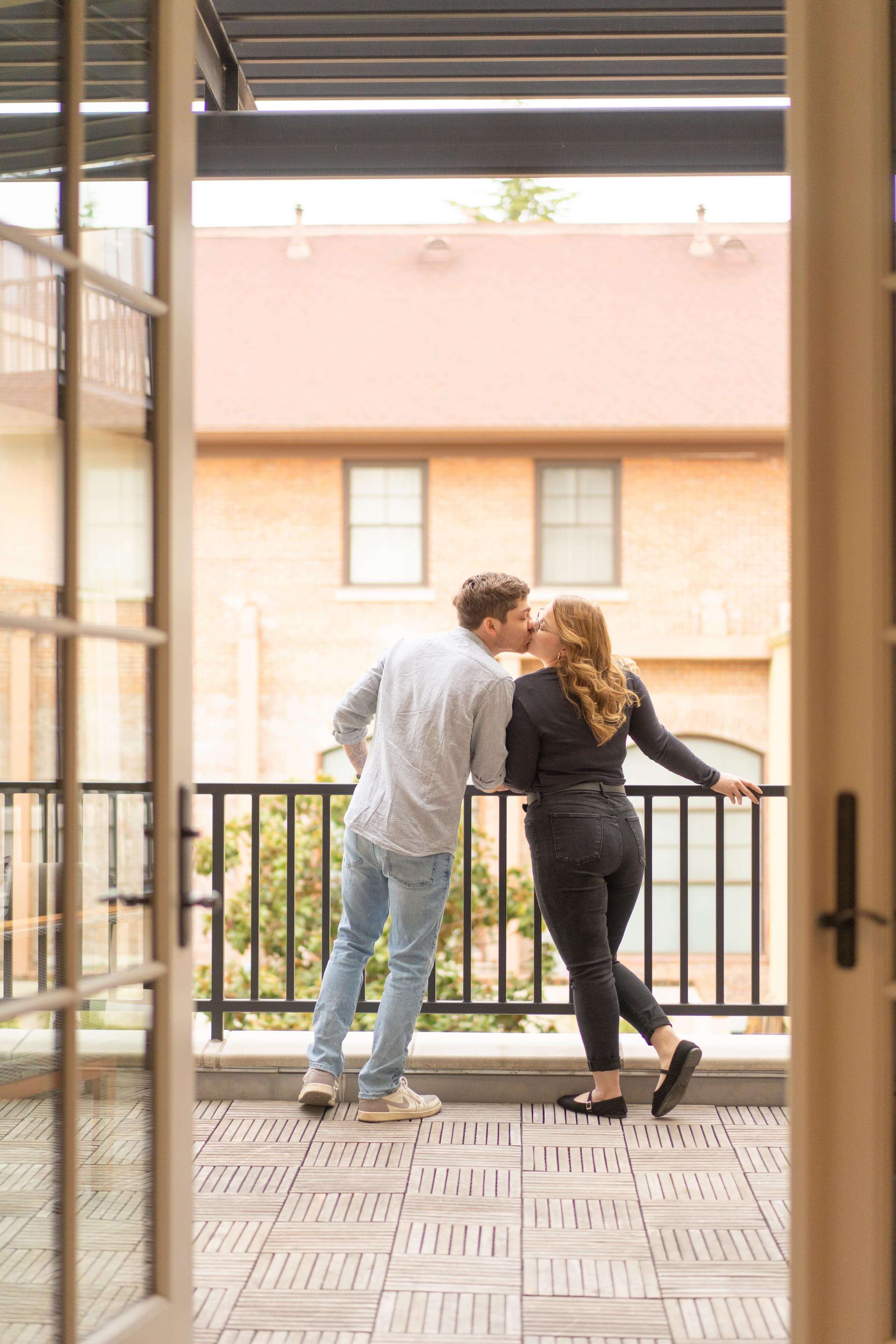 romantic-balcony-couple-kiss-ti...images-wedding-photography.jpg