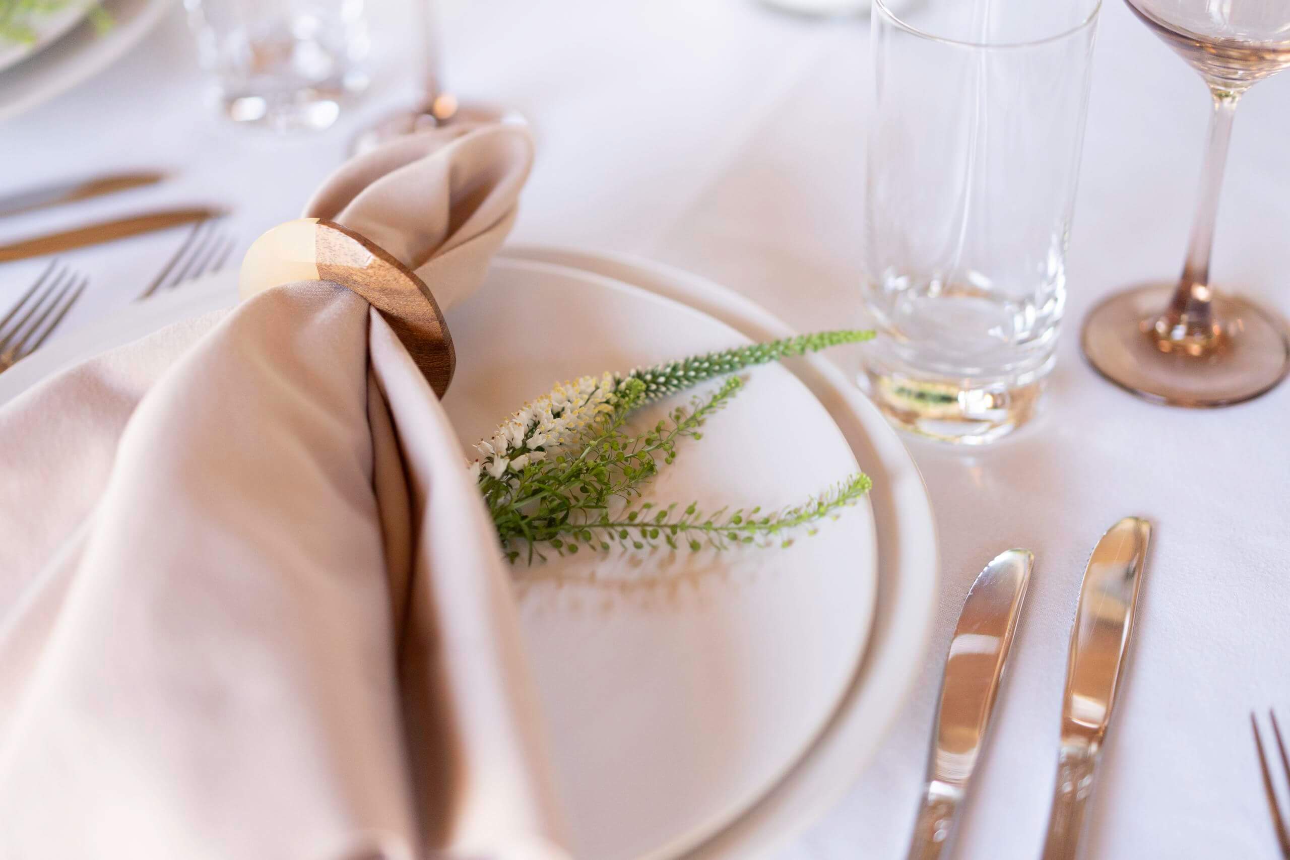 elegant-wedding-table-setting-c...california-timeless-images.jpg