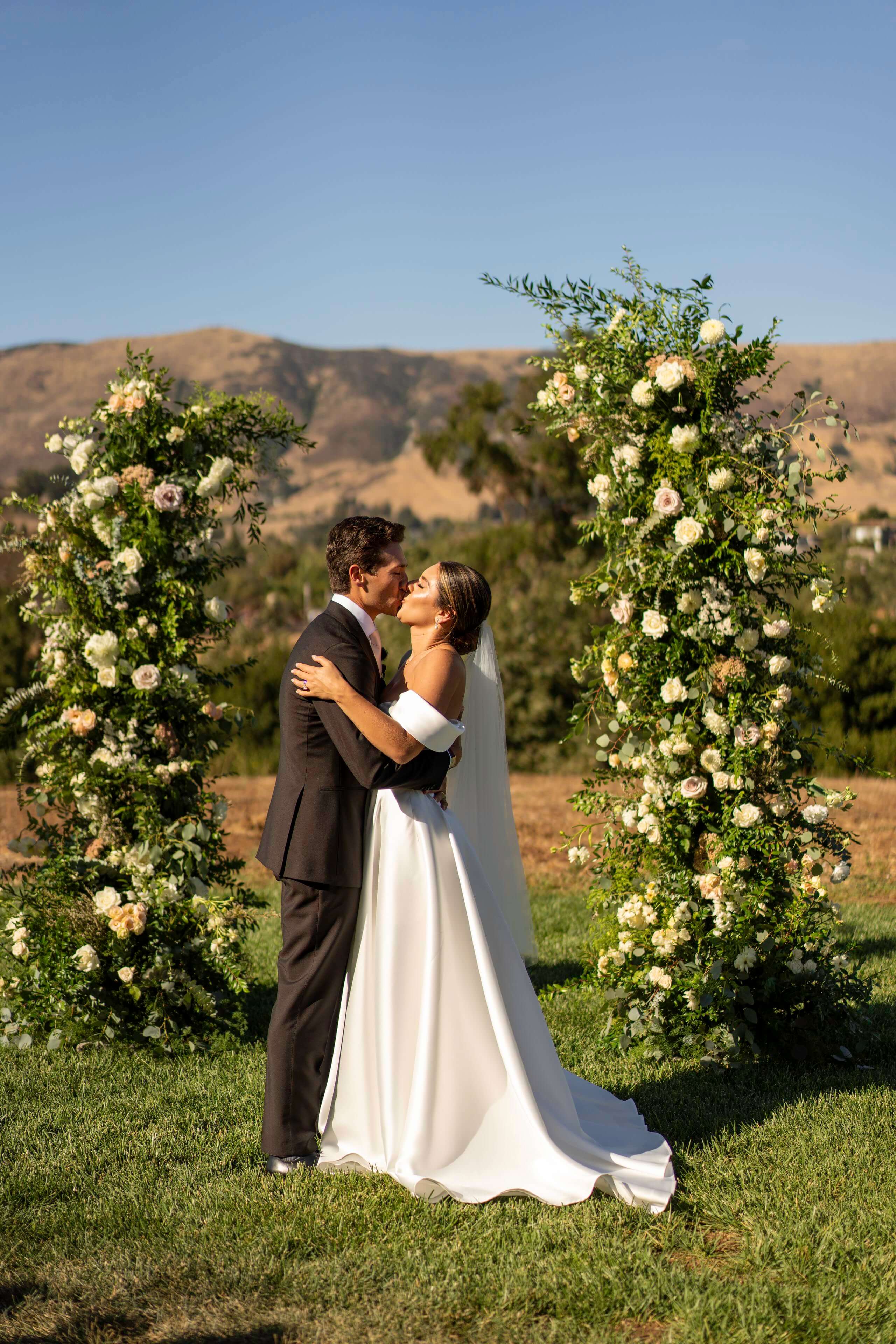 timeless-images-california-wedd...uple-kiss-outdoor-ceremony.jpg