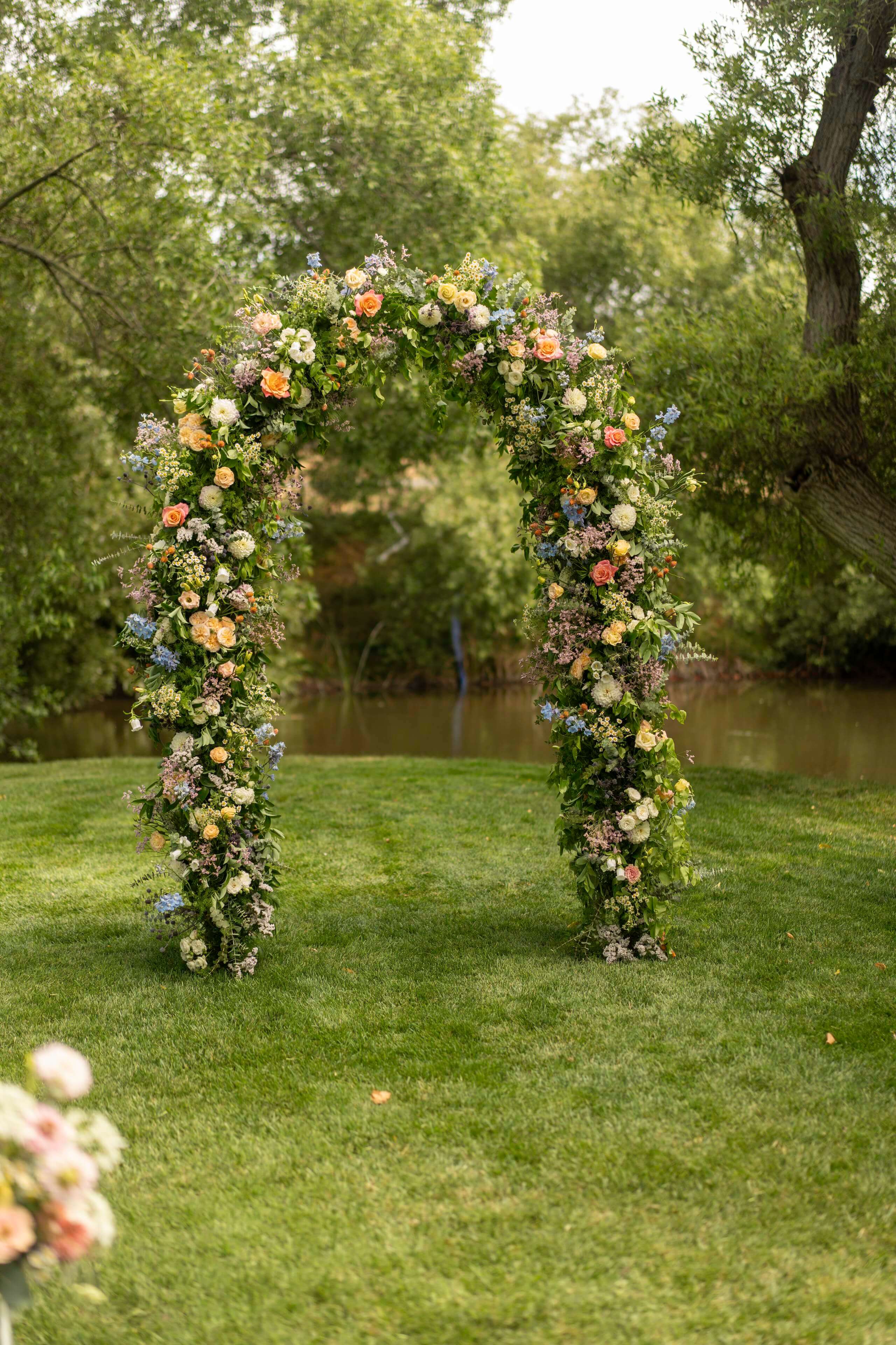beautiful-outdoor-wedding-flora...s-central-coast-california.jpg