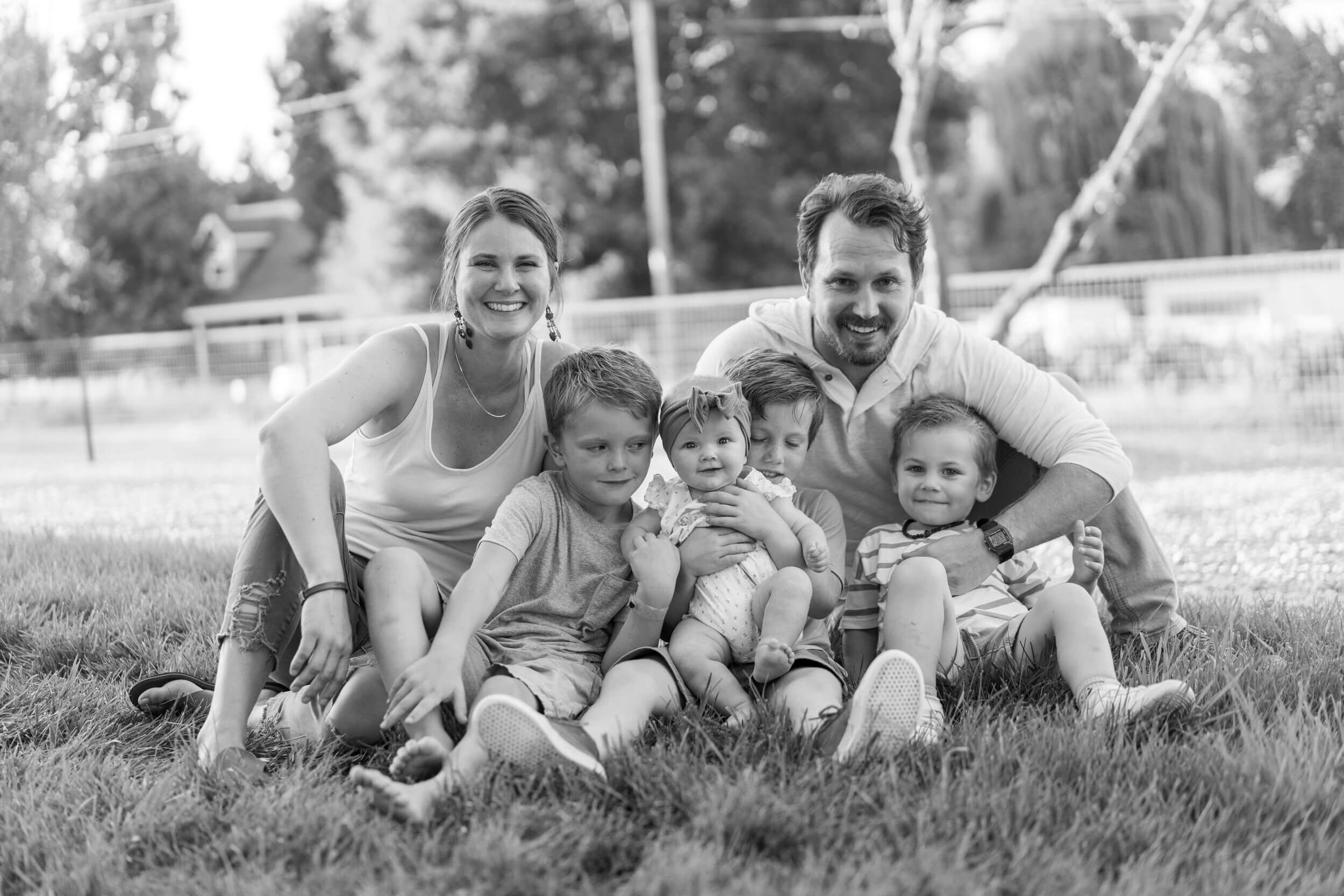6-family-photo-outdoors-smiling-summer-black-white.jpg