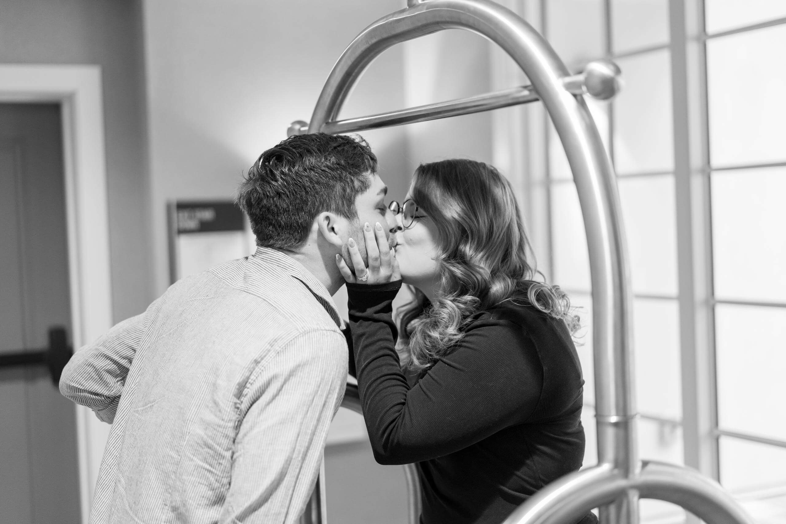 romantic-couple-kissing-central...st-wedding-timeless-images.jpg